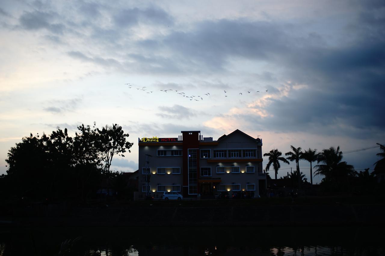 New D'Dhave Hotel Padang  Exterior photo