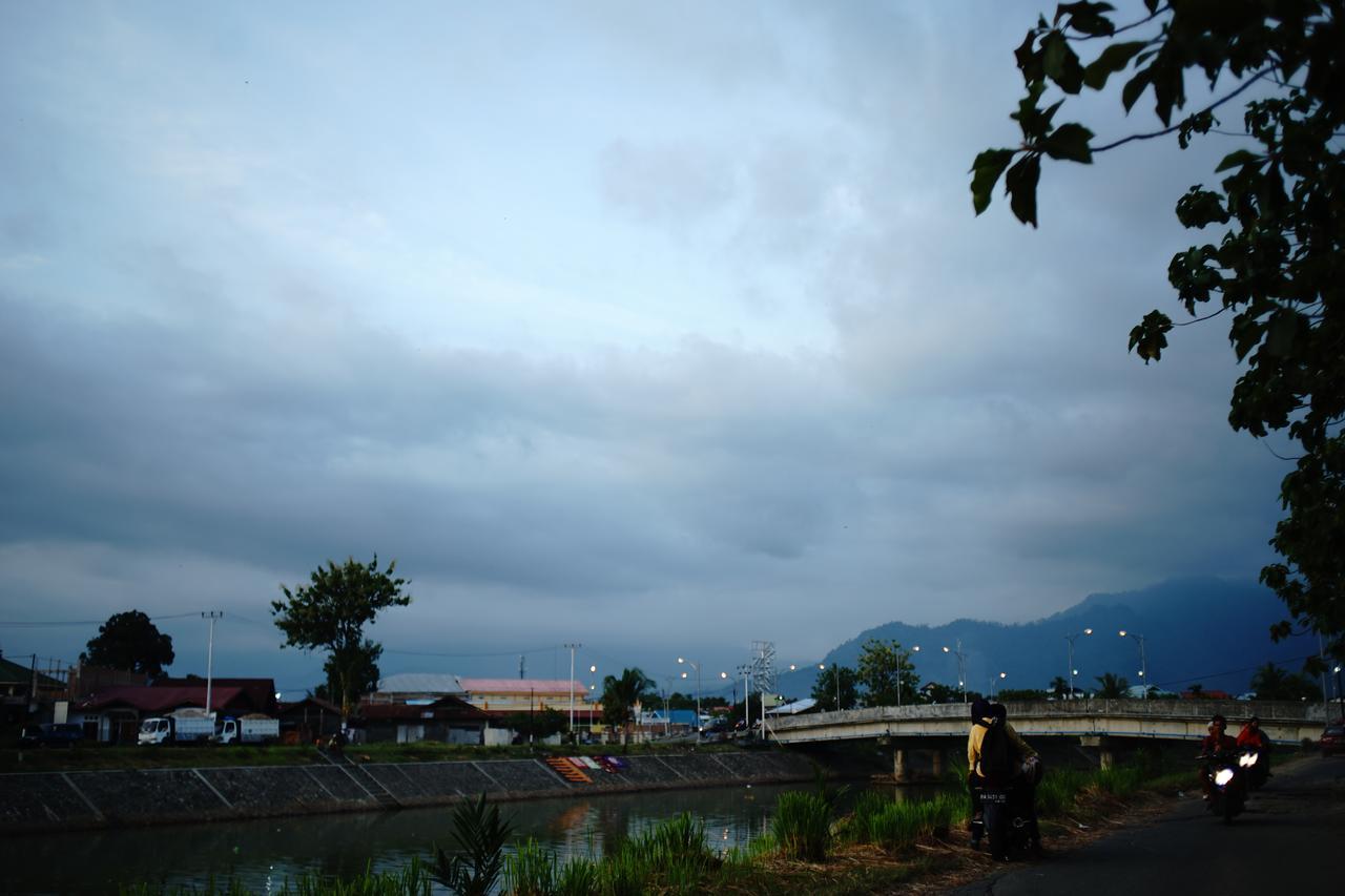 New D'Dhave Hotel Padang  Exterior photo