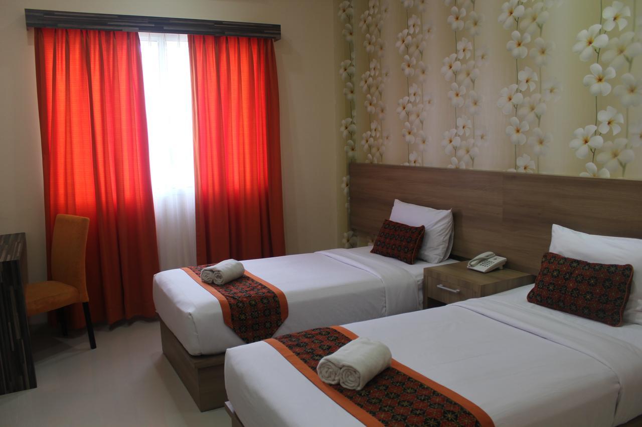 New D'Dhave Hotel Padang  Exterior photo