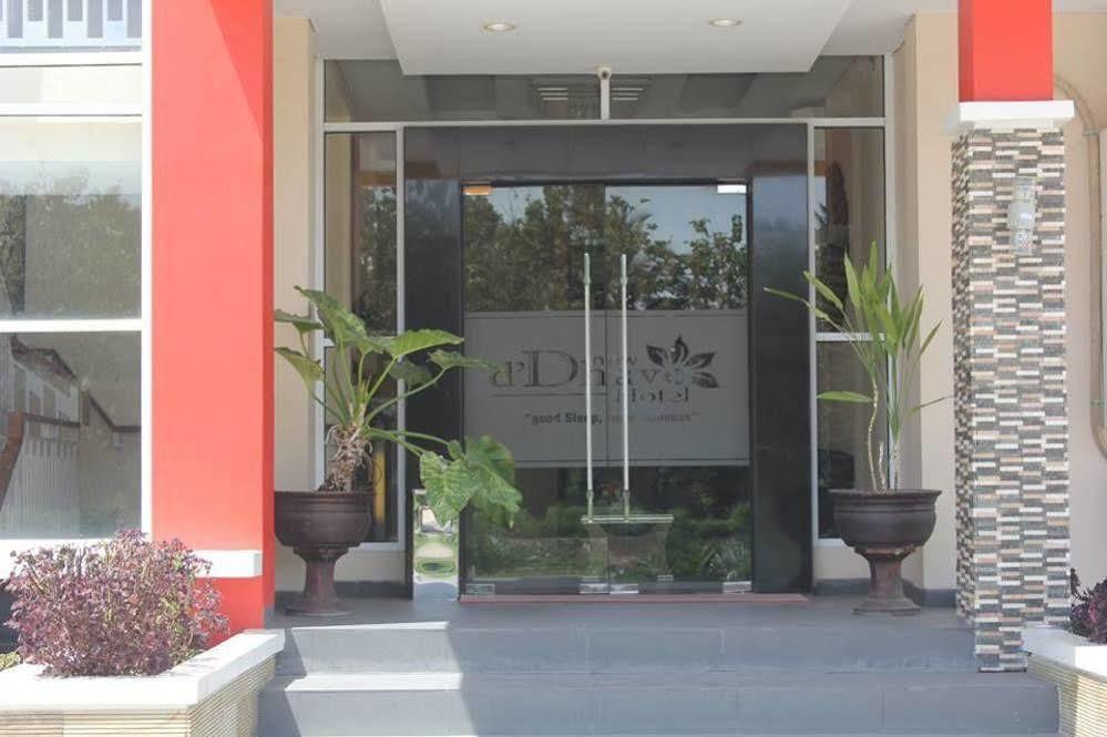 New D'Dhave Hotel Padang  Exterior photo